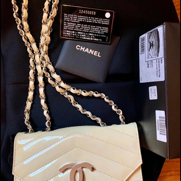 Chanel Mini Rectangular LE Creme Patent Leather - Picture 8 of 8